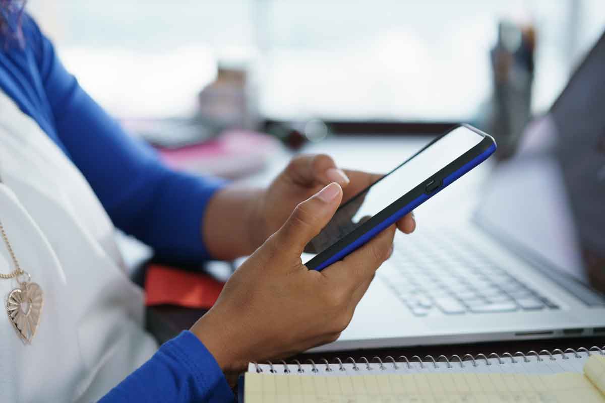 Representación visual del acceso a la información pública y la transparencia regulatoria.